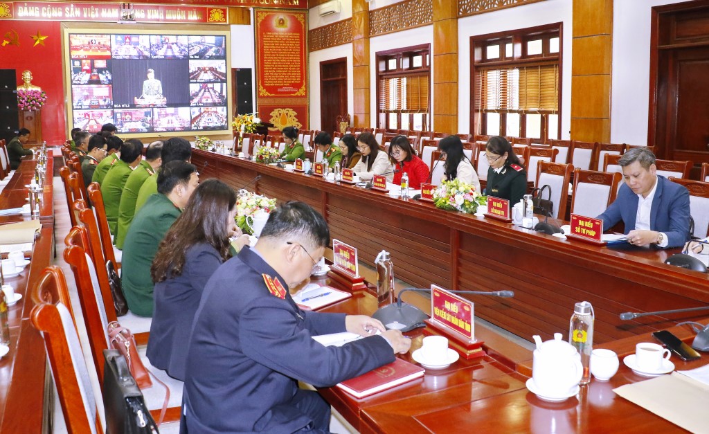 Đại biểu là đại diện lãnh đạo các ban ngành liên quan và đại diện lãnh đạo một số đơn vị nghiệp vụ tại điểm cầu Công an tỉnh Nghệ An