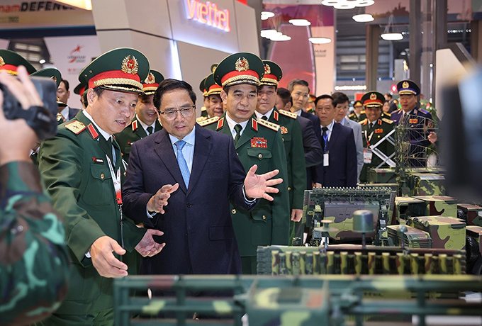 Thủ tướng Phạm Minh Chính tham quan mô hình sản phẩm vũ khí, khí tài tại Triển lãm Quốc phòng quốc tế Việt Nam 2022. Ảnh: DƯƠNG GIANG