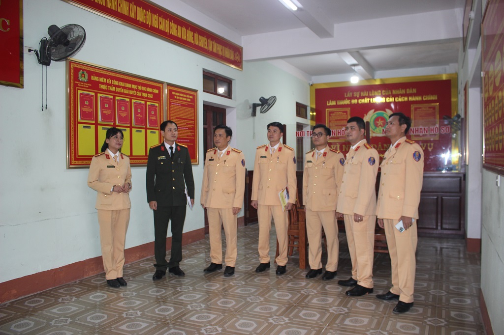 Các đại biểu tham quan Bộ phận một cửa tại Trạm Cảnh sát giao thông Diễn Châu (tuyến Quốc lộ 1A)