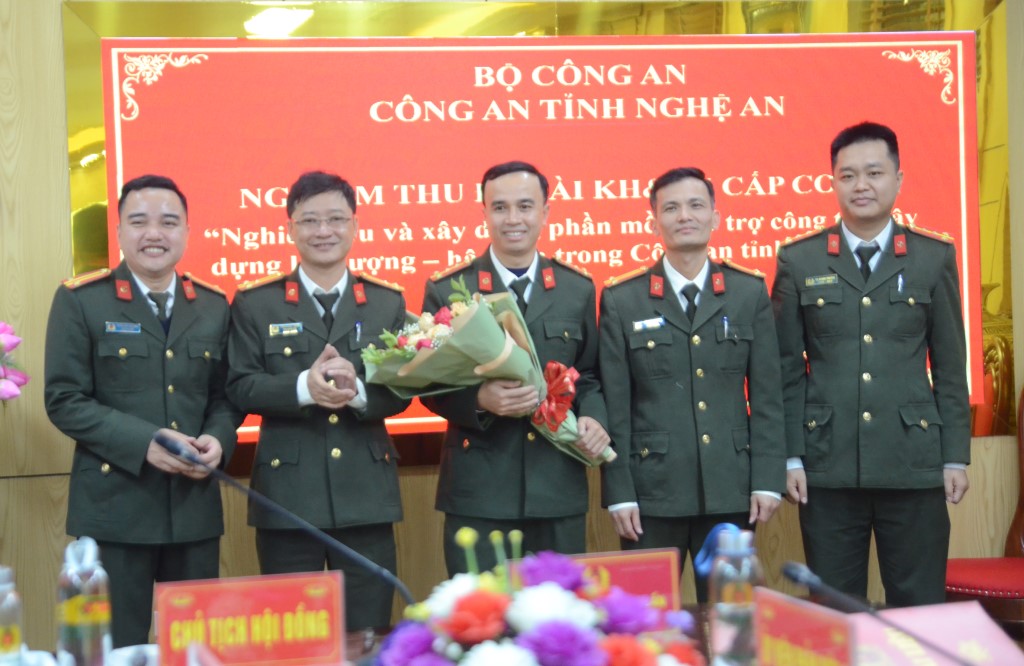 Lãnh đạo Công an tỉnh chúc mừng thành công của Ban nghiên cứu đề tài