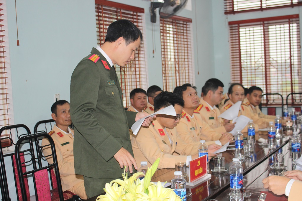 Các đại biểu phát biểu tại Lễ ra mắt Bộ phận một cửa tại Trạm Cảnh sát giao thông Diễn Châu (tuyến Quốc lộ 1A)