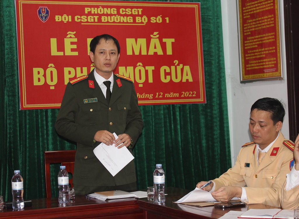 Các đại biểu phát biểu tại Lễ ra mắt Bộ phận một cửa tại Đội Cảnh sát giao thông đường bộ số 1 (tuyến Quốc lộ 48)