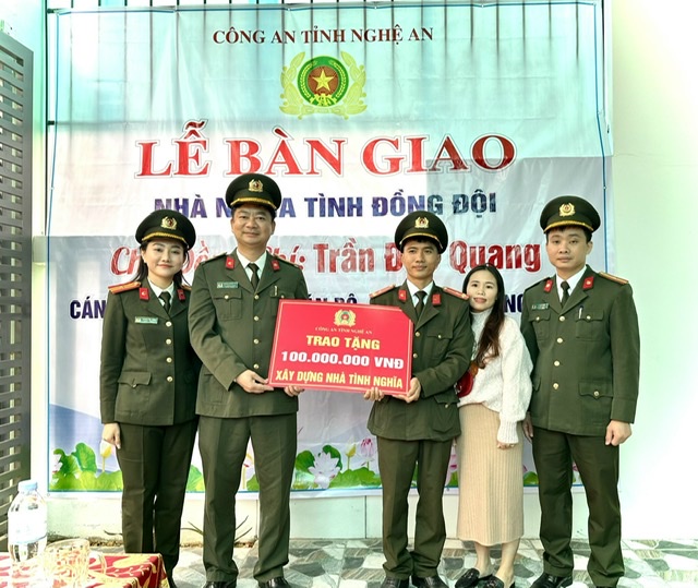 Phòng Tổ chức cán bộ Công an Nghệ An bàn giao nhà nghĩa tình đồng đội cho đồng chí Quang