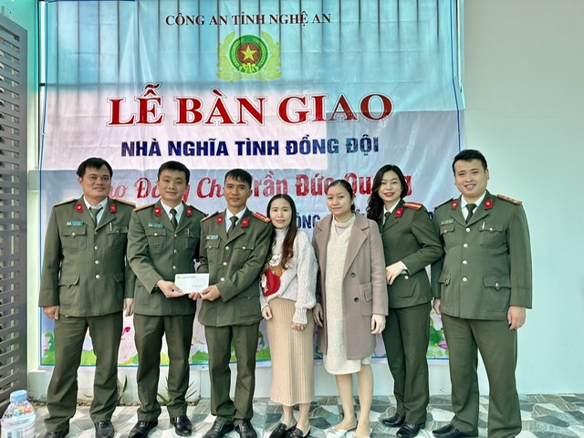 Các tổ chức đoàn thể Phòng Tổ chức cán bộ trao quà tặng gia đình đồng chí Quang