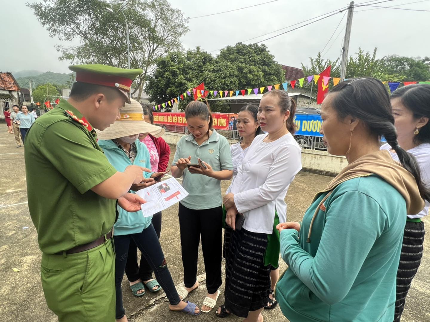 Tổ Đề án 06 Công an huyện Quỳ Hợp phối hợp Phòng Văn hoá - Thông tin huyện tuyên truyền lưu động, hướng dẫn người dân đăng ký tài khoản định danh điện tử trên ứng dụng VNeID cho người dân xóm Cốc Mẳm, xã Thọ Hợp