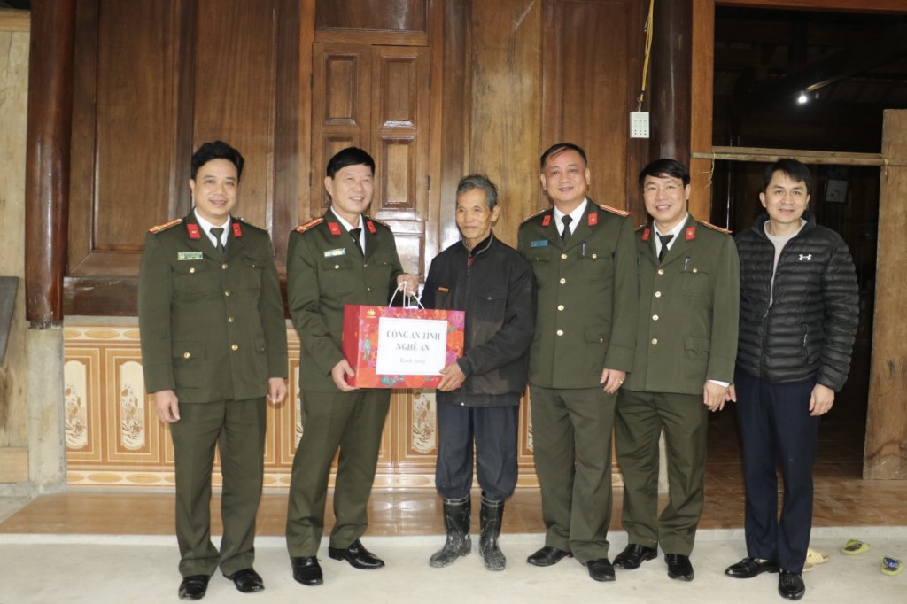 Đồng chí Đại tá Lê Văn Thái - Phó Giám đốc Công an tỉnh tặng quà người có uy tín tiêu biểu trên địa bàn xã Mường Lống, huyện Kỳ Sơn