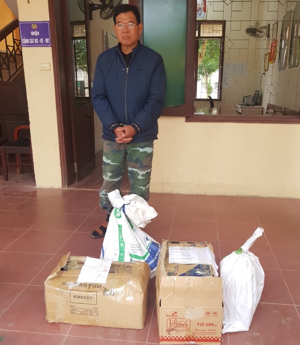 Đối tượng Vi Văn Thắng cùng tang vật 