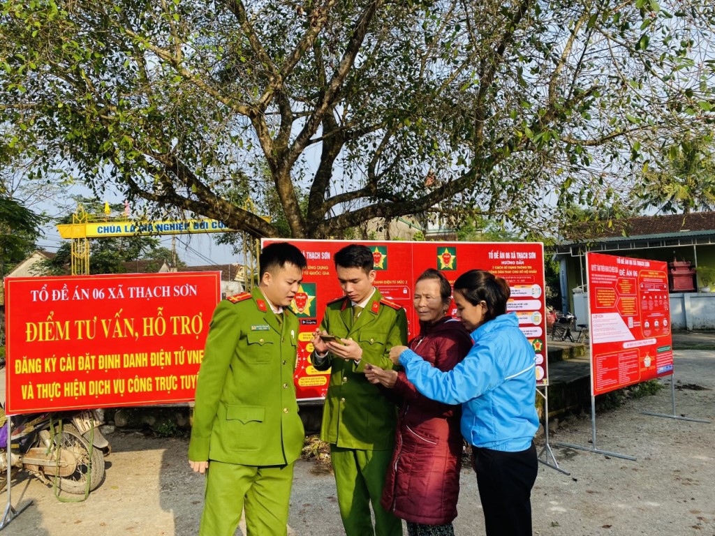 Công an xã Thạch Sơn, huyện Anh Sơn hướng dẫn người dân cài đặt, kích hoạt định danh điện tử mức 1, mức 2 nhằm “đẩy mạnh thực hiện dịch vụ công trực tuyến”