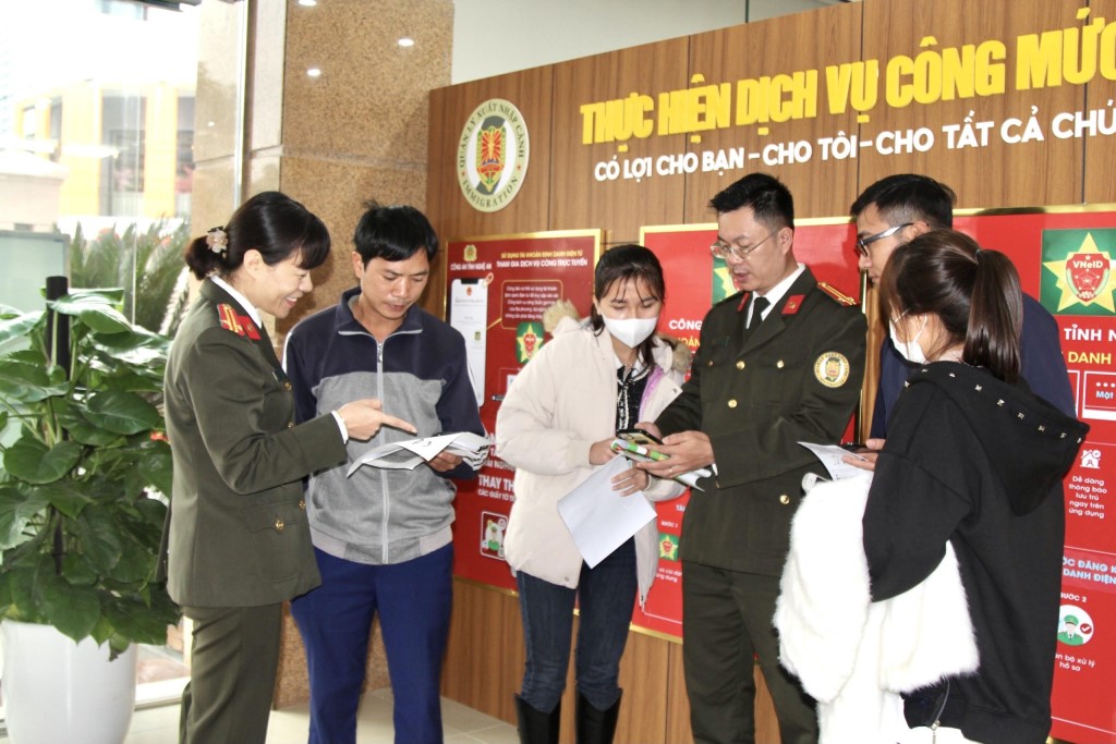 Khi người dân đến trụ sở được các cán bộ tuyên truyền về tài khoản định danh điện tử
