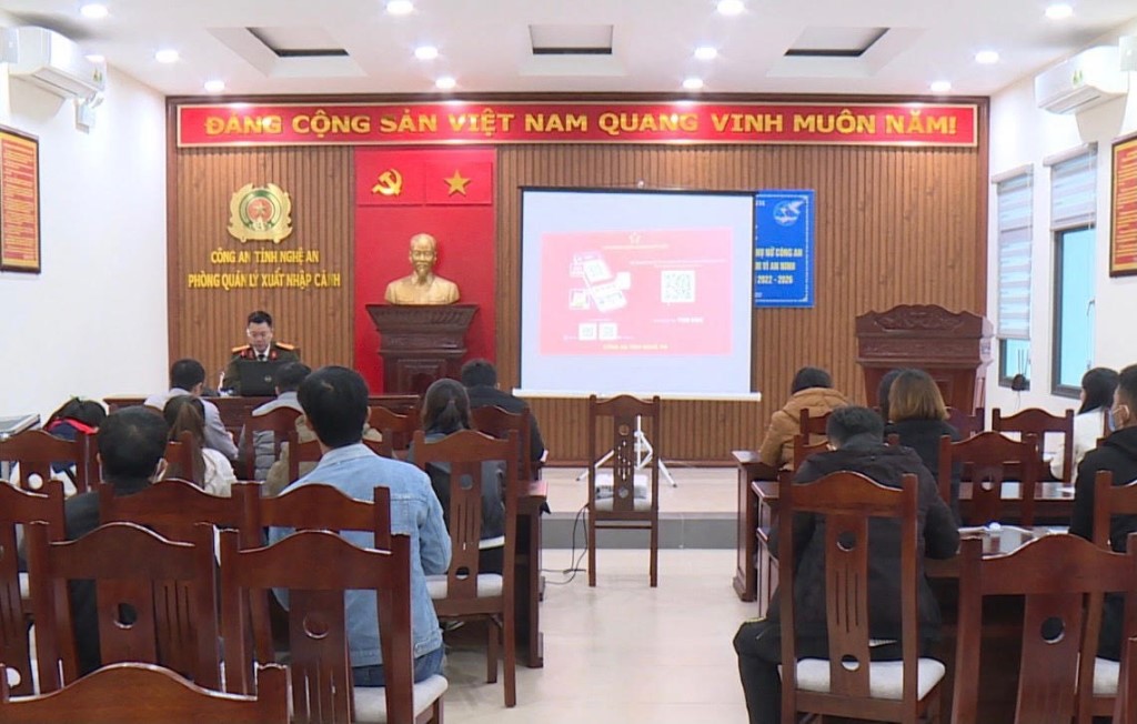 Trang bị hệ thống máy chiếu tại khu vực công dân làm hồ sơ trực tuyến, sử dụng máy tính để trình chiếu các hình ảnh hướng dẫn công dân về Đề án 06