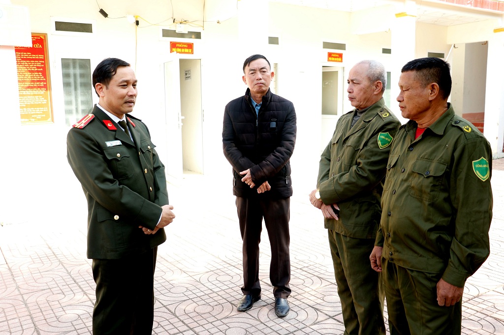 Thăm hỏi, động viên và trao quà hỗ trợ cho 02 đồng chí công an viên Công an xã Tân Thành