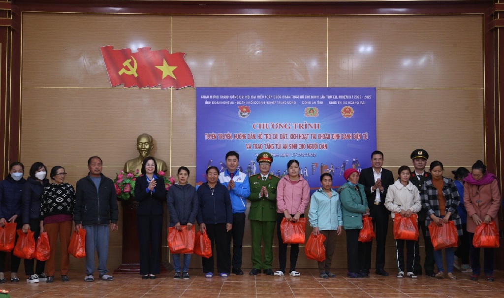 Đoàn cũng đã trao tặng 01 công trình “Thư viện xanh” cho Trường Tiểu học Quỳnh Trang, thị xã Hoàng Mai