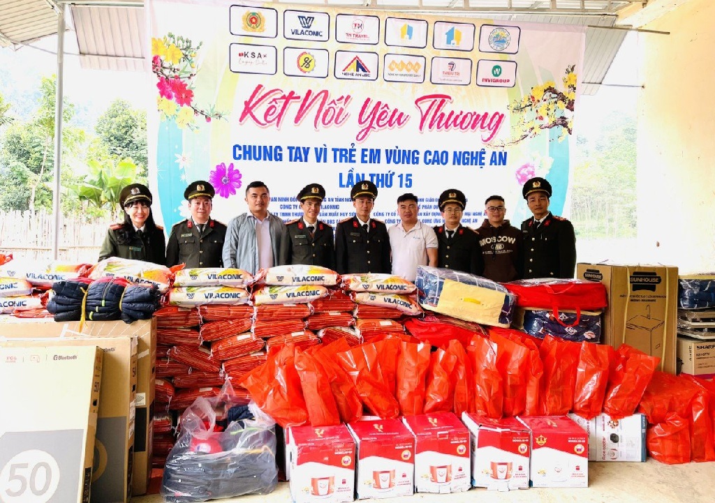 Phòng An ninh đối ngoại phối hợp các cơ quan, doanh nghiệp thăm và tặng quà bà con vùng cao 