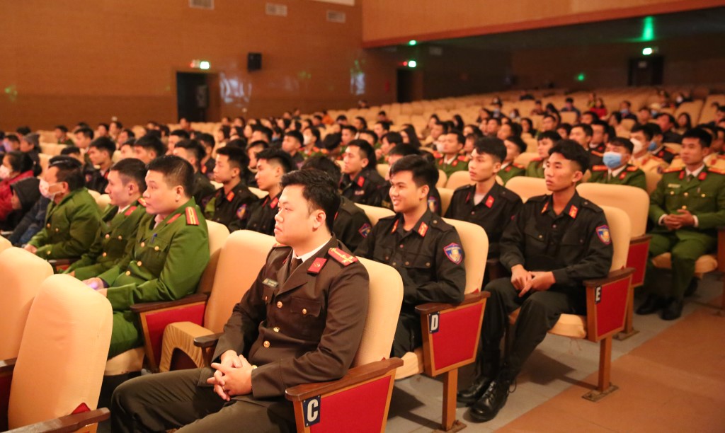  Buổi biểu diễn thu hút đông đảo cán bộ, chiến sĩ Công an Nghệ An và người dân đến xem