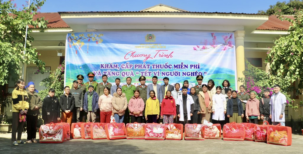 Các đại biểu cùng bà con Nhân dân chụp ảnh lưu niệm