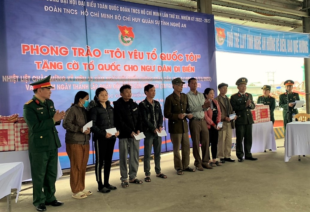 Trao quà tặng các hộ gia đình chính sách, gia đình có hoàn cảnh khó khăn trên địa bàn thị xã Hoàng Mai