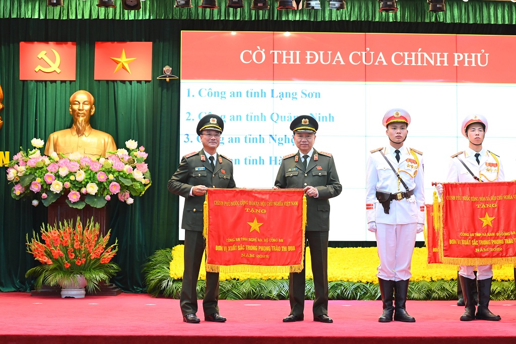 Công an Nghệ An nhận Cờ Thi đua xuất sắc trong phong trào thi đua năm 2022 của Chính phủ