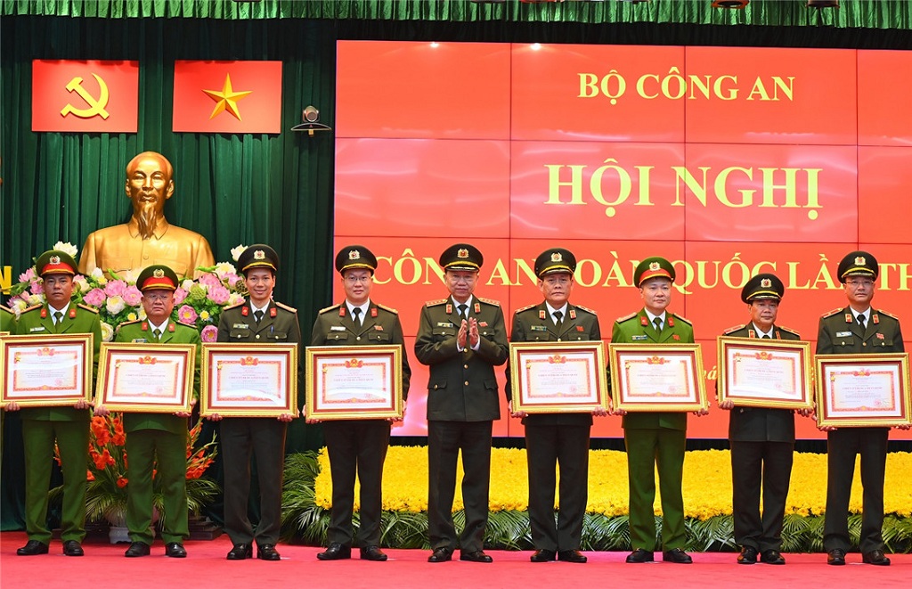 Đồng chí Thiếu tướng Phạm Thế Tùng, Ủy viên Ban Thường vụ Tỉnh ủy, Giám đốc Công an tỉnh nhận danh hiệu Chiến sỹ thi đua toàn quốc