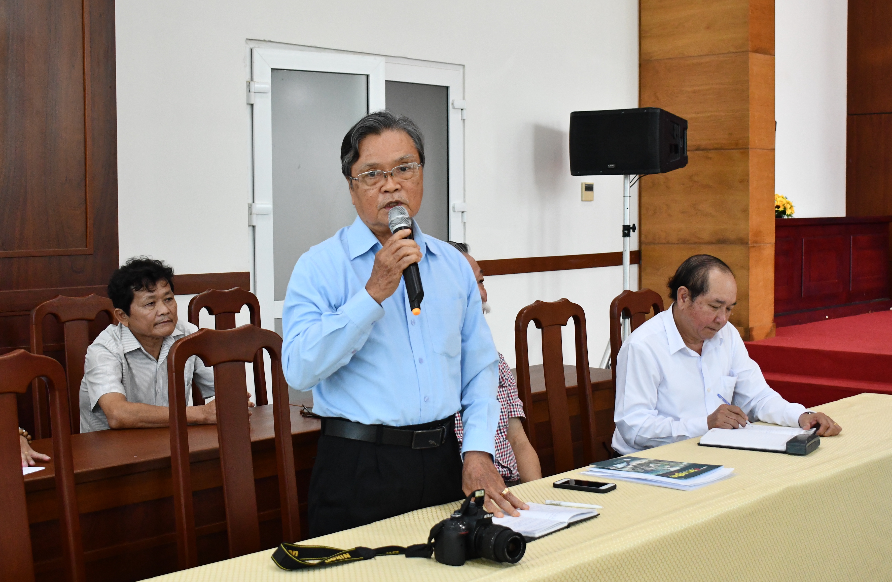 Nhạc sĩ Võ Lê phát biểu tại buổi họp mặt.