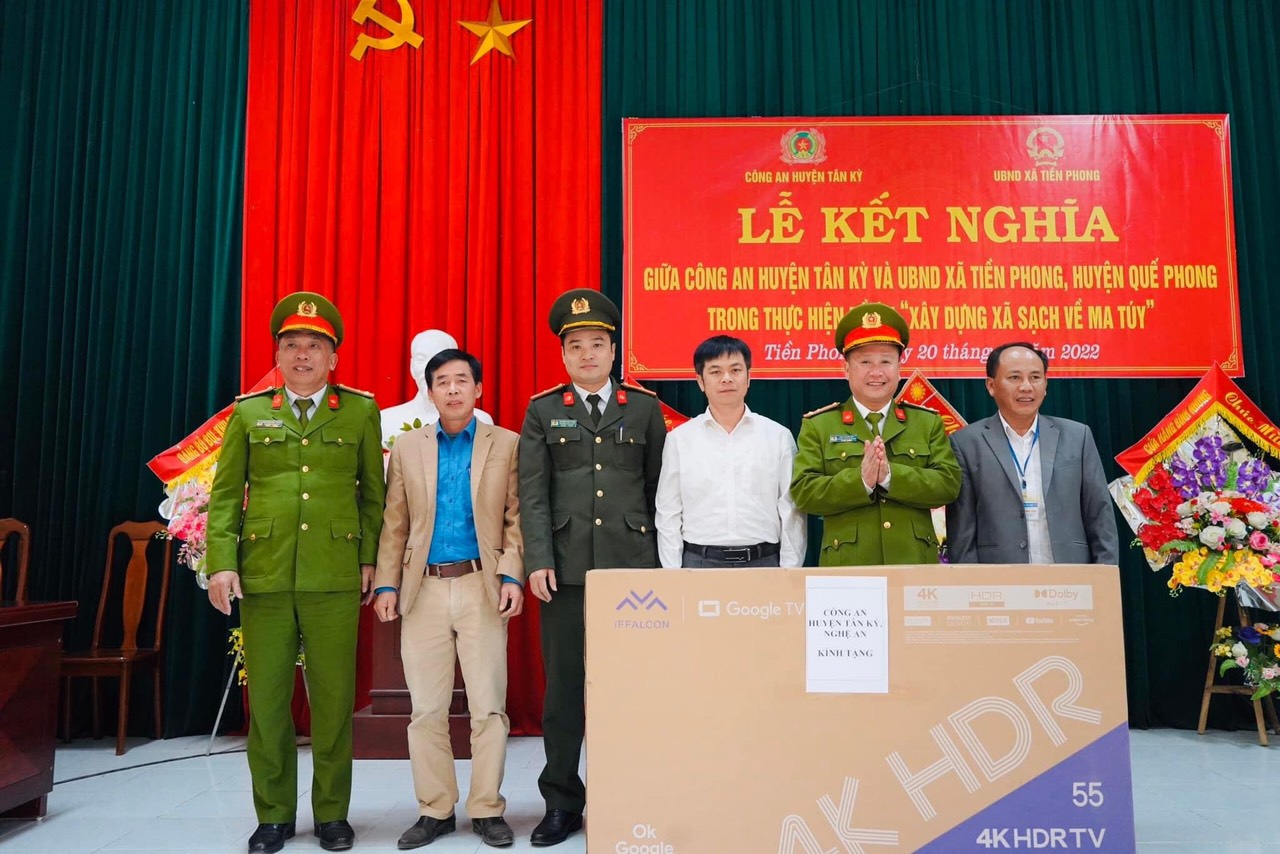 Công an huyện Tân Kỳ trao quà tặng UBND xã Tiền Phong
