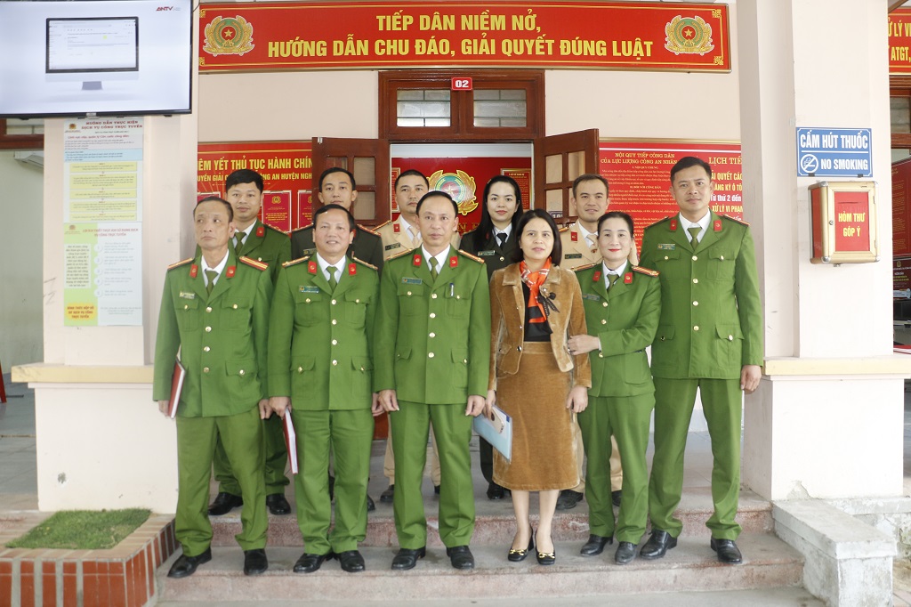 Các đại biểu chụp ảnh lưu niệm tại Bộ phận một cửa kiểu mẫu Công an huyện Nghi Lộc