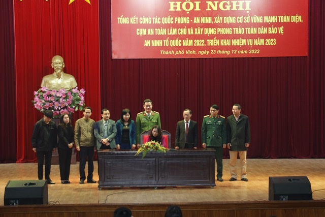  Các đơn vị, địa phương kí cam kết thực hiện nhiệm vụ Quốc phòng - An ninh năm 2023