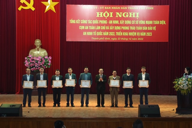  Đồng chí Phan Đức Đồng, Uỷ viên Ban Thường vụ Tỉnh uỷ, Bí thư Thành uỷ và Đồng chí Trần Ngọc Tú, Chủ tịch UBND thành phố Vinh trao thưởng các tập thể, cá nhân có thành tích xuất sắc trong công tác quốc phòng an ninh năm 2022