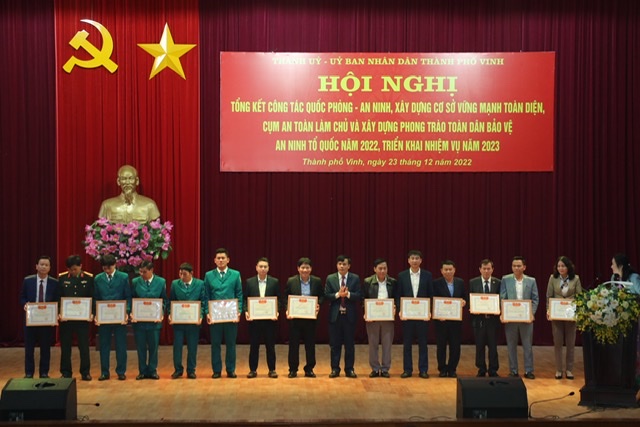  Đồng chí Phan Đức Đồng, Uỷ viên Ban Thường vụ Tỉnh uỷ, Bí thư Thành uỷ và Đồng chí Trần Ngọc Tú, Chủ tịch UBND thành phố Vinh trao thưởng các tập thể, cá nhân có thành tích xuất sắc trong công tác quốc phòng an ninh năm 2022