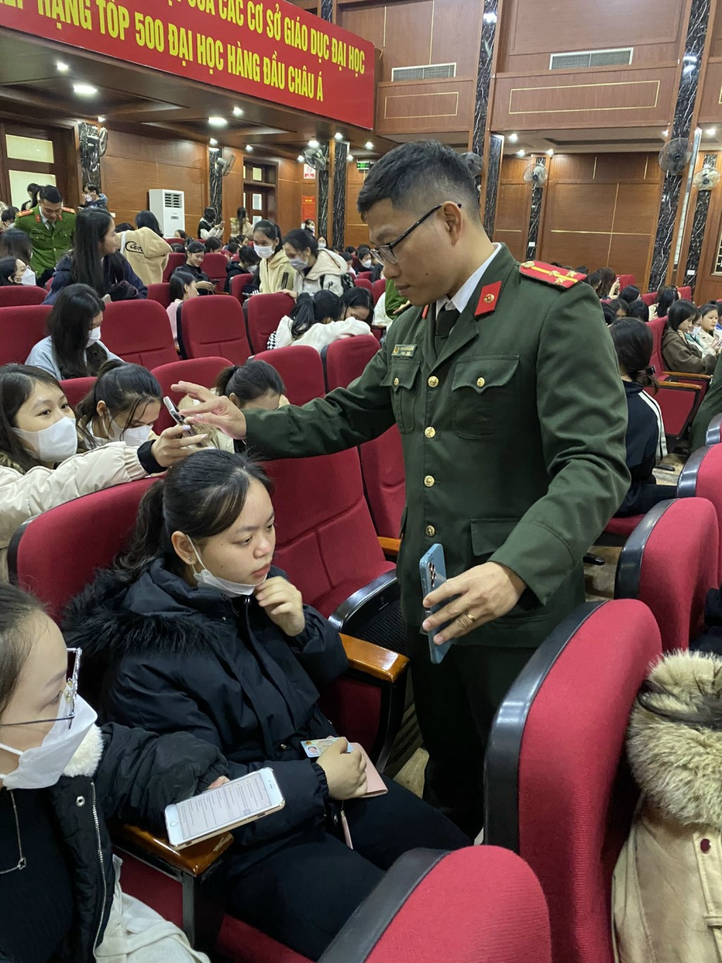 Tuyên truyền, hướng dẫn sinh viên đăng ký, cài đặt kích hoạt mã định danh điện tử