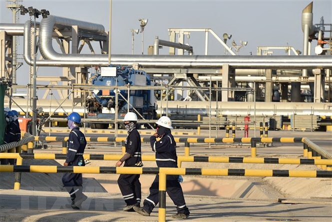 Công nhân làm việc tại nhà máy chế biến dầu thô Abqaiq thuộc Tập đoàn năng lượng quốc doanh Saudi Aramco của Saudi Arabia.
