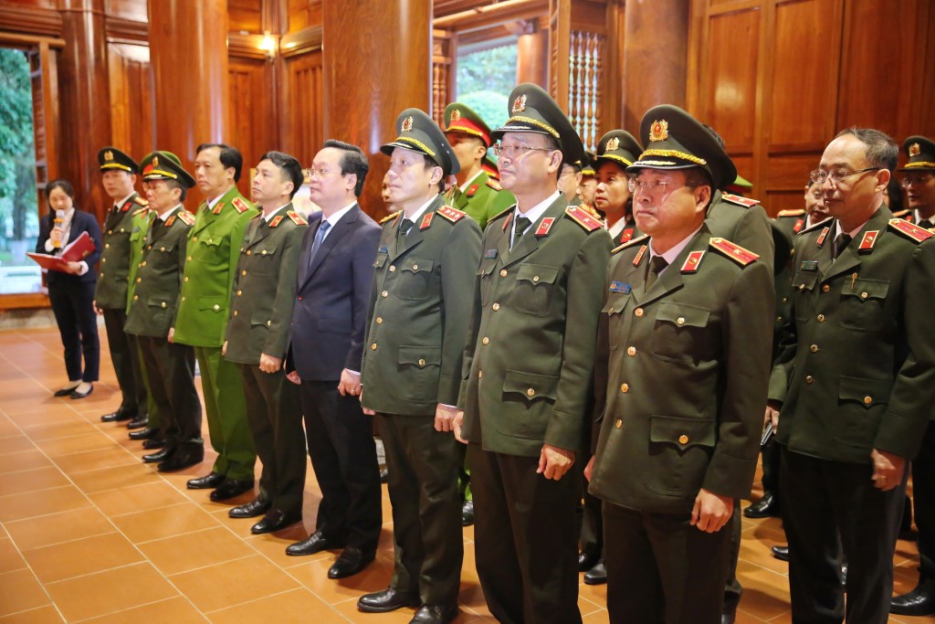 Các đại biểu thành kính tưởng niệm Chủ tịch Hồ Chí Minh