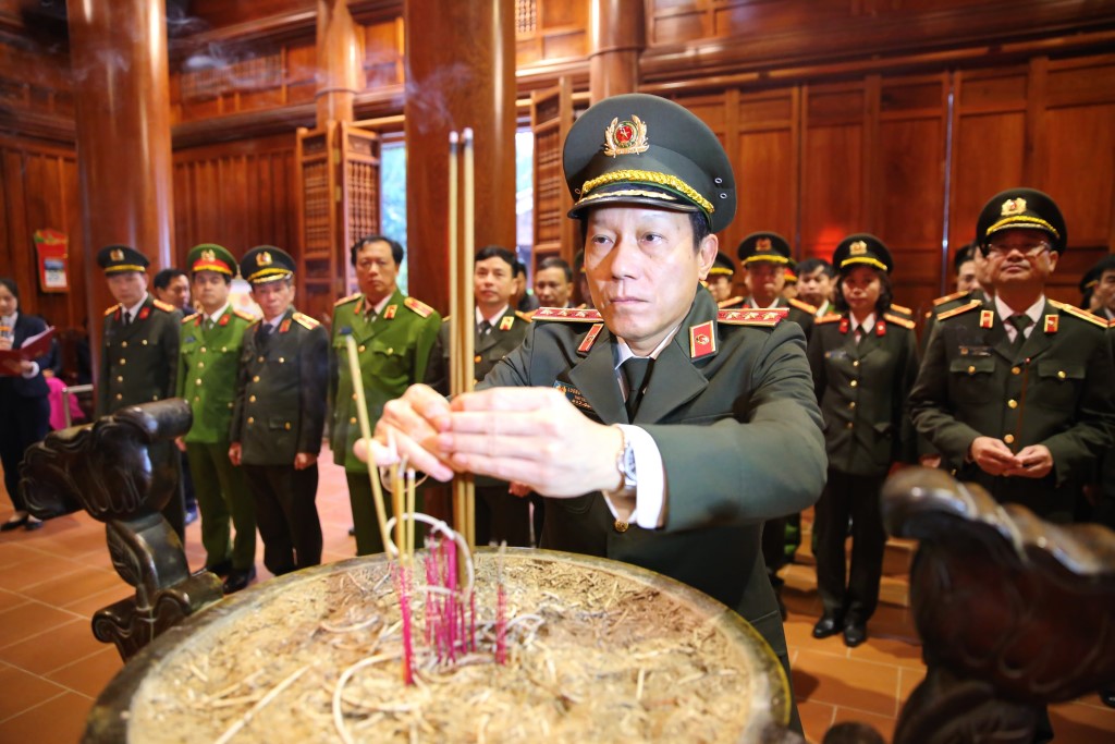 Thứ trưởng Bộ Công an Lương Tam Quang dâng hương tưởng niệm Chủ tịch Hồ Chí Minh