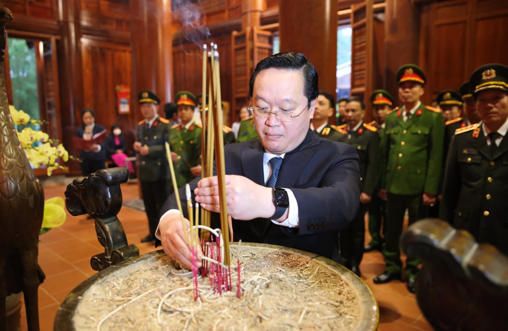 Đồng chí Nguyễn Đức Trung, Phó Bí thư Tỉnh ủy, Chủ tịch Ủy ban nhân dân tỉnh dâng hương tưởng niệm Chủ tịch Hồ Chí Minh