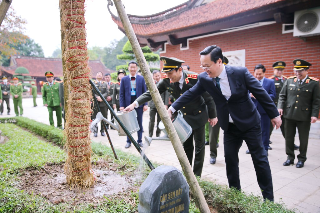 Đồng chí Thiếu tướng Phạm Thế Tùng, Ủy viên Ban Thường vụ Tỉnh ủy, Giám đốc Công an tỉnh dâng hương tưởng niệm Chủ tịch Hồ Chí Minh 