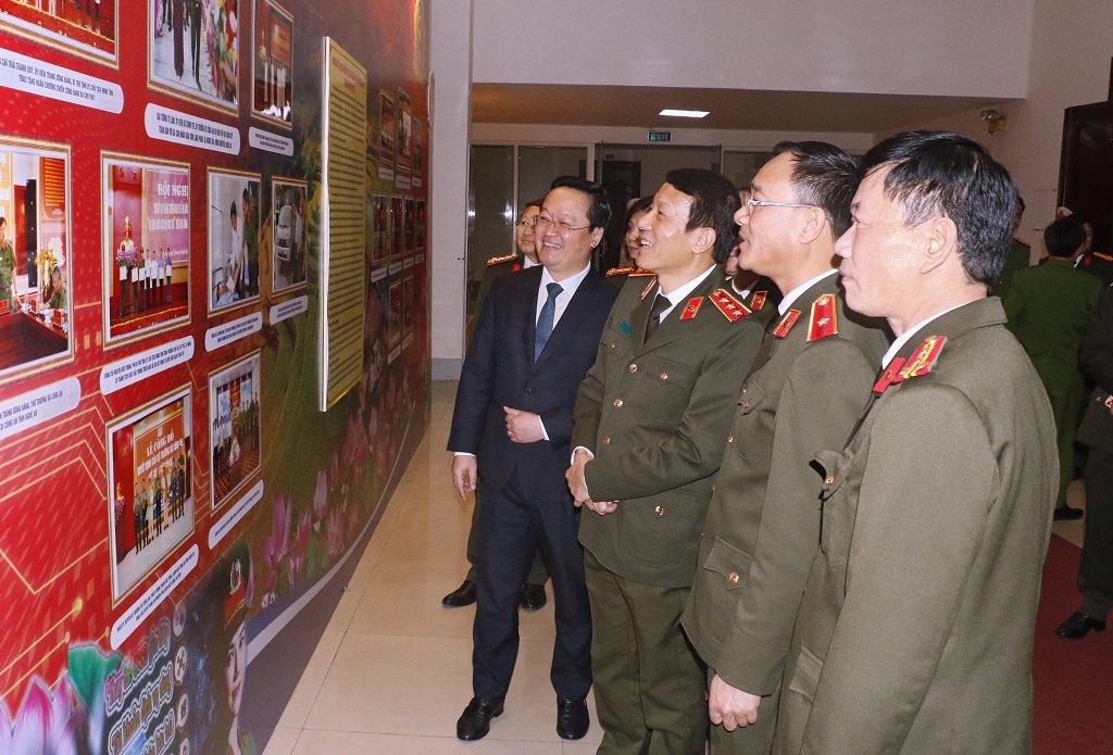Các đại biểu tham quan bên lề Hội nghị