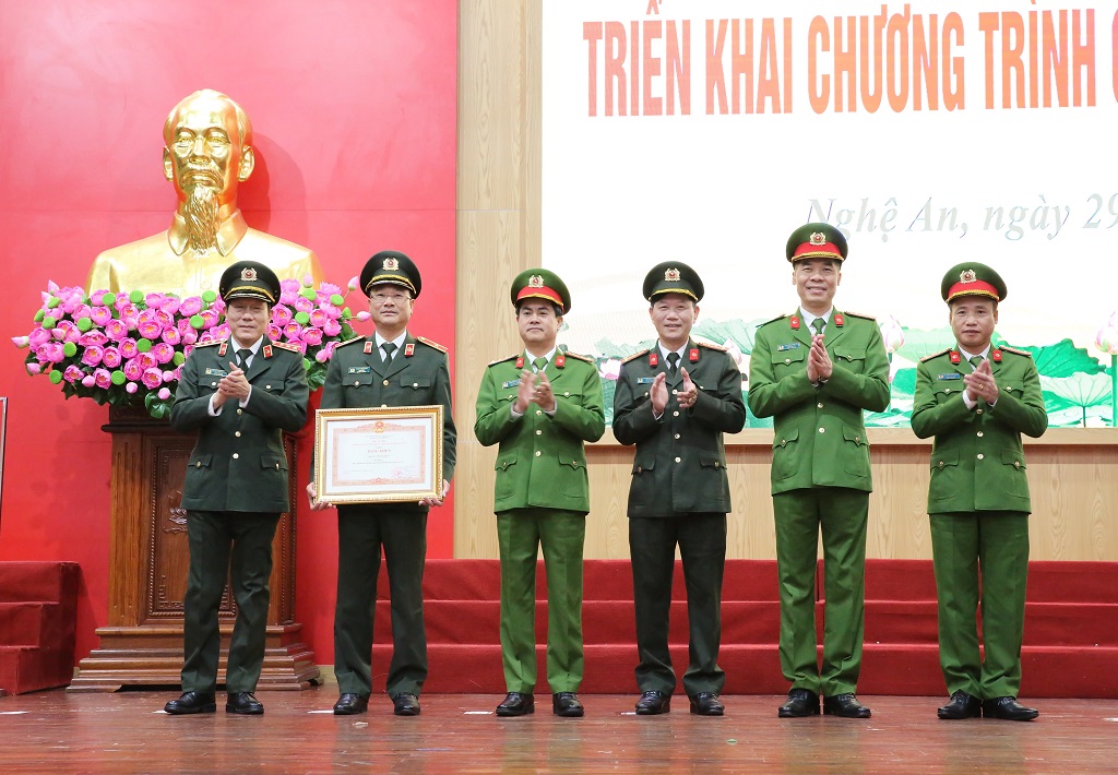 Đồng chí Thượng tướng Lương Tam Quang - Uỷ viên Ban Chấp hành Trung ương Đảng, Thứ trưởng Bộ Công an trao Bằng khen của Thủ tướng Chính phủ tặng Công an tỉnh Nghệ An