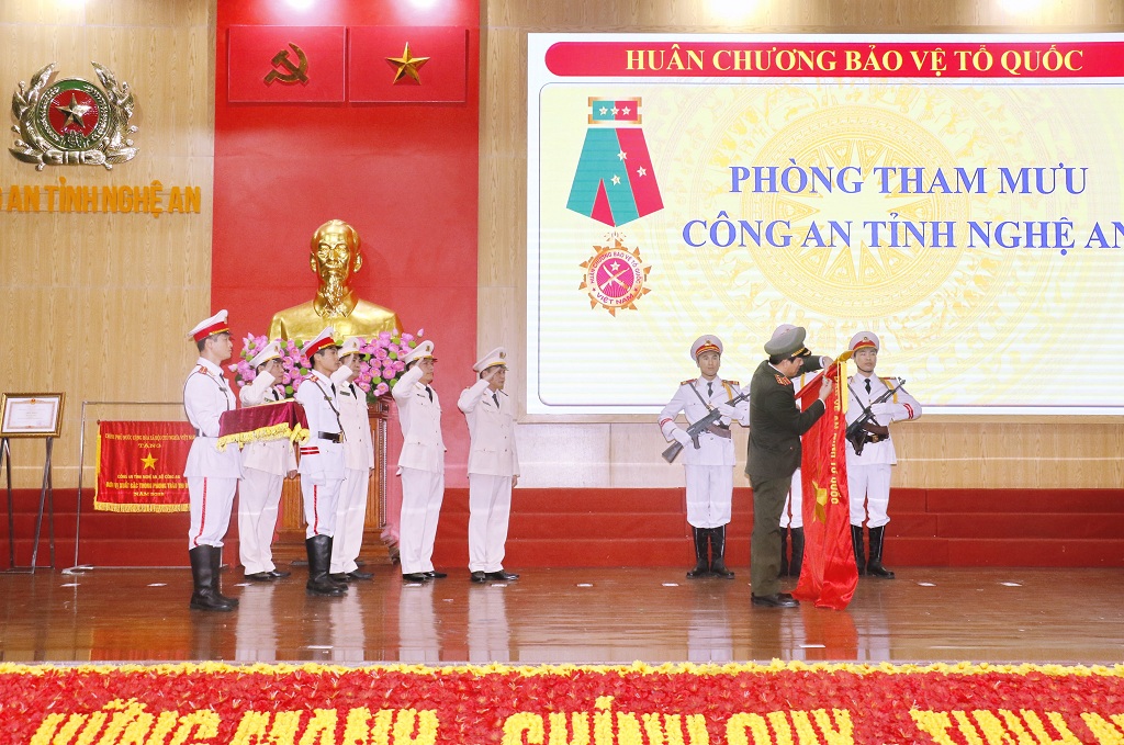 Thừa ủy quyền,đồng chí Thượng tướng Lương Tam Quang, Thứ trưởng Bộ Công an trao Huân chương Bảo vệ Tổ quốc hạng Nhất cho tập thể Phòng Tham mưu Công an tỉnh