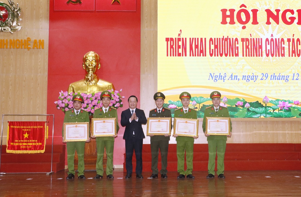 Thừa ủy quyền, đồng chí Nguyễn Đức Trung, Phó Bí thư Tỉnh ủy, Chủ tịch UBND tỉnh Nghệ An trao Bằng khen của Thủ tướng Chính phủ cho các tập thể, cá nhân có thành tích xuất sắc