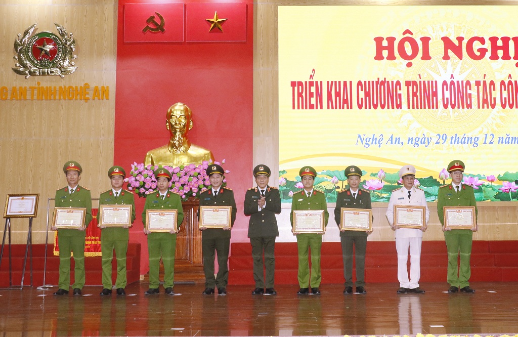 Trao bằng khen chiến sĩ thi đua toàn lực lượng Công an Nhân dân cho các cá nhân đặc biệt xuất sắc