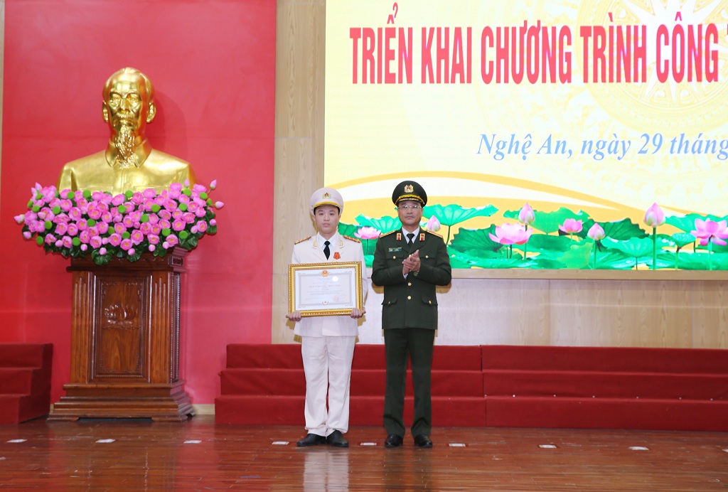Trao Huân chương Chiến công hạng Ba cho đồng chí Thượng úy Bùi Văn Thái, cán bộ Phòng Cảnh sát điều tra tội phạm về ma túy về thành tích lập chiến công xuất sắc trong chiến đấu và phục vụ chiến đấu, góp phần vào sự nghiệp xây dựng chủ nghĩa xã hội và bảo vệ Tổ quốc