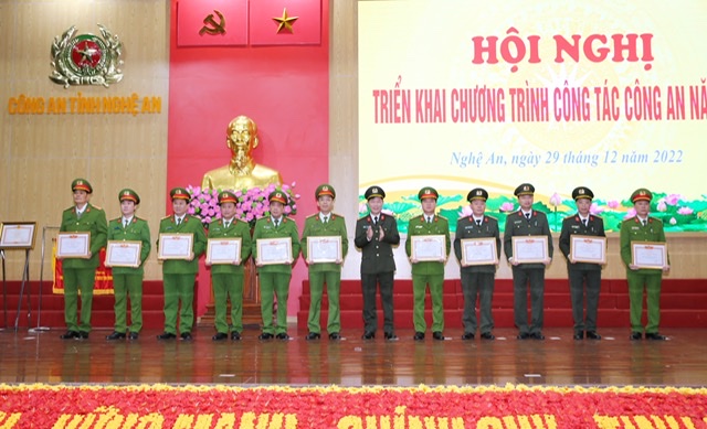 Trao thưởng cho các tập thể đơn vị cơ sở đạt danh hiệu “Đơn vị Quyết thắng”