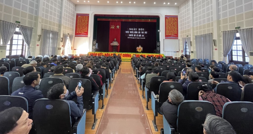 Toàn cảnh chương trình “Ngày hội tuyên truyền, hướng dẫn thực hiện chuyển đổi số quốc gia” với chủ đề “Mỗi người dân là một công dân số”