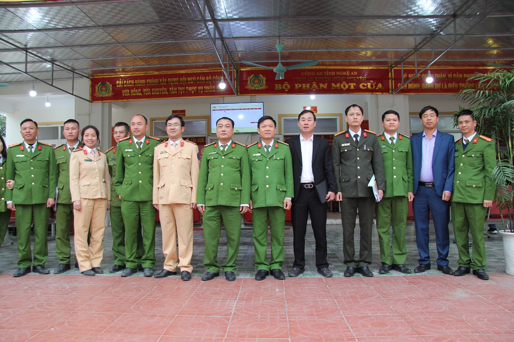 Các đại biểu chụp hình lưu niệm tại Bộ phận một cửa kiểu mẫu Công an cấp huyện Hưng Nguyên