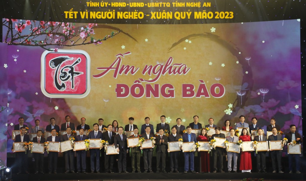 Đồng chí Thái Thanh Quý - Ủy viên Ban Chấp hành Trung ương Đảng, Bí thư Tỉnh ủy, Chủ tịch Hội đồng nhân dân tỉnh Nghệ An và đồng chí Nguyễn Đức Trung - Phó Bí thư Tỉnh ủy, Chủ tịch UBND tỉnh vinh danh các cơ quan, tổ chức, doanh nghiệp đã có đóng góp ủng hộ “Tết vì người nghèo - Xuân Quý Mão năm 2023”