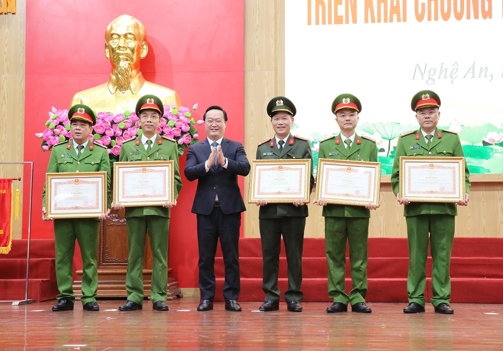Tại Hội nghị triển khai công tác năm 2023 của Công an tỉnh, thừa ủy quyền, đồng chí Nguyễn Đức Trung - Phó Bí thư Tỉnh ủy, Chủ tịch UBND tỉnh trao Bằng khen của Thủ tướng Chính phủ tặng Công an thành phố Vinh (thứ hai từ phải sang)