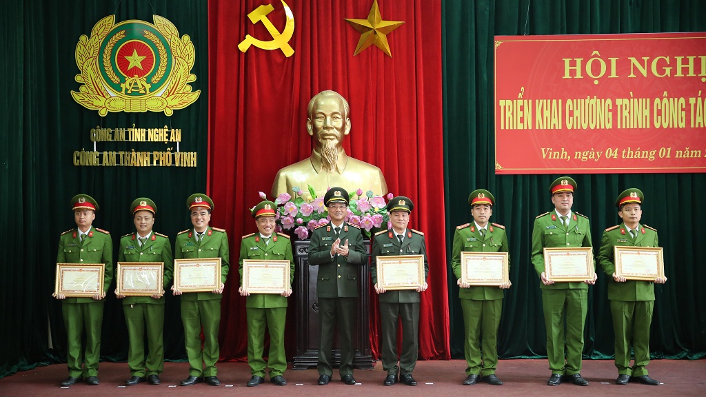 Thừa uỷ quyền, đồng chí Thiếu tướng Phạm Thế Tùng trao Bằng khen của Bộ trưởng Bộ Công an tặng các tập thể, cá nhân có thành tích xuất sắc