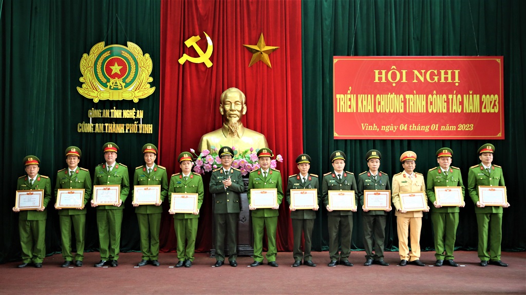 Đồng chí Thiếu tướng Phạm Thế Tùng trao danh hiệu “Đơn vị Quyết thắng” cho các đơn vị trực thuộc Công an thành phố Vinh