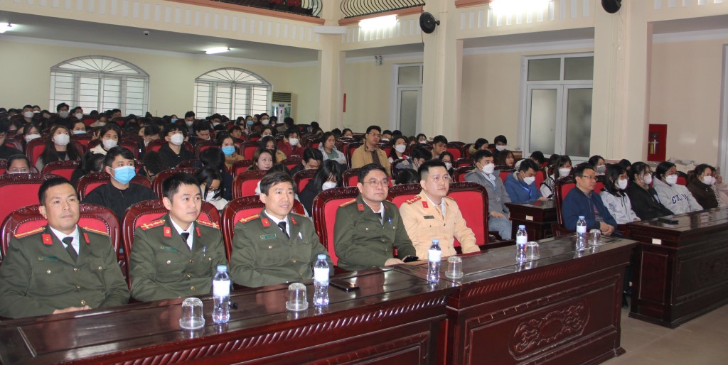 Đại diện Phòng Xây dựng phong trào bảo vệ an ninh Tổ quốc, Phòng Cảnh sát giao thông Công an tỉnh Nghệ An tham gia buổi tuyên truyền