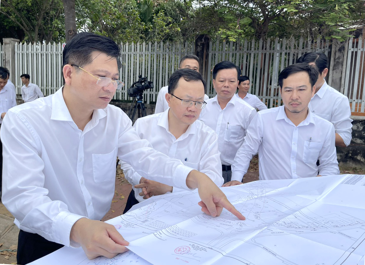 Ông Trần Văn Tuấn khảo sát tiến độ thực hiện công tác kiểm đếm, đo đạc Dự án đầu tư xây dựng Đường bộ cao tốc Biên Hòa - Vũng Tàu tại địa phận xã Hòa Long, TP. Bà Rịa.