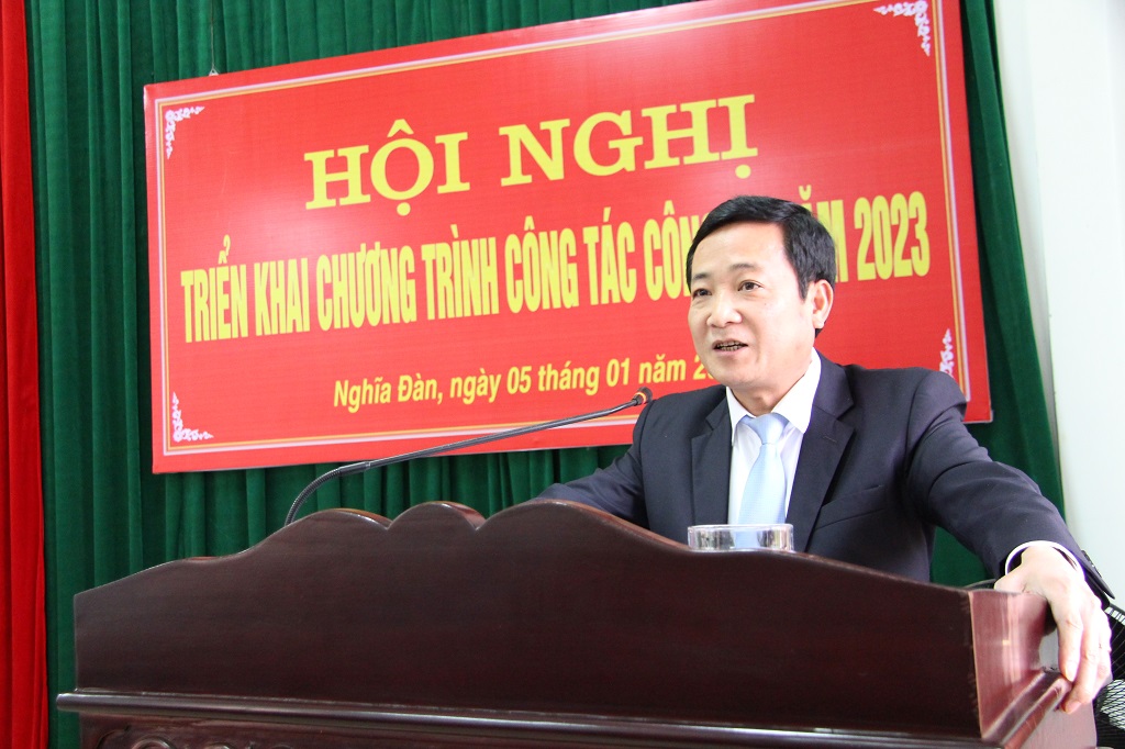 Đồng chí Phạm Chí Kiên, Bí thư Huyện ủy Nghĩa Đàn phát biểu tại Hội nghị